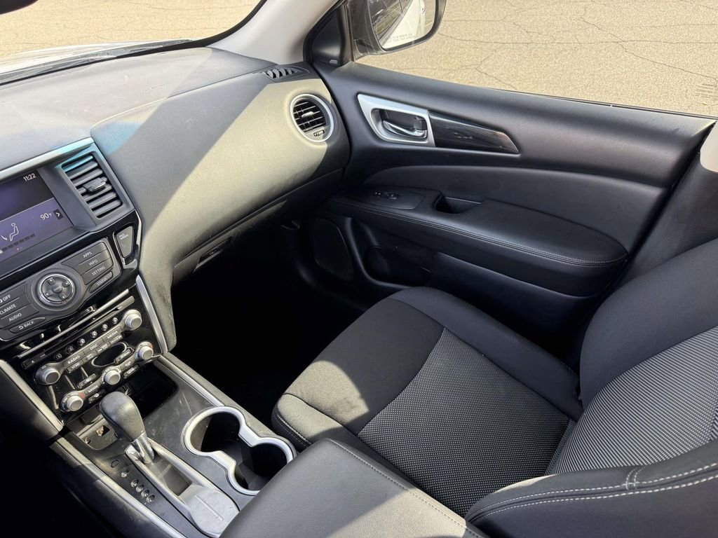 Used 2019 Nissan Pathfinder SV image 29