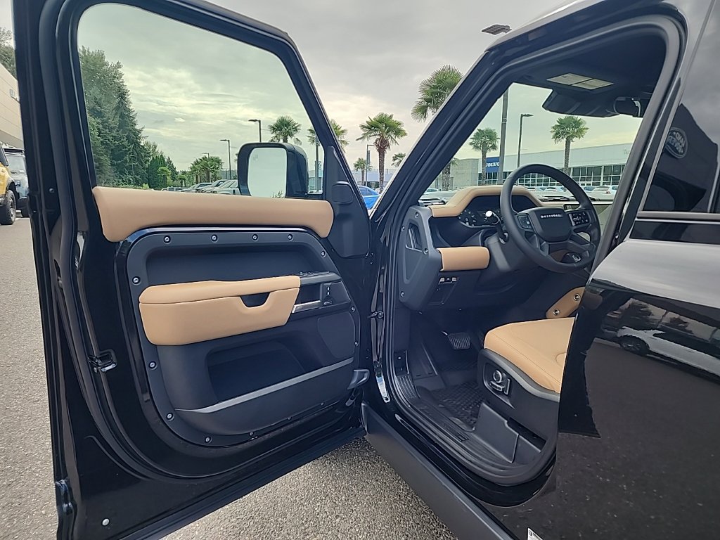 New 2026 Land Rover Defender 130 X-Dynamic SE AWD/4WD image 9