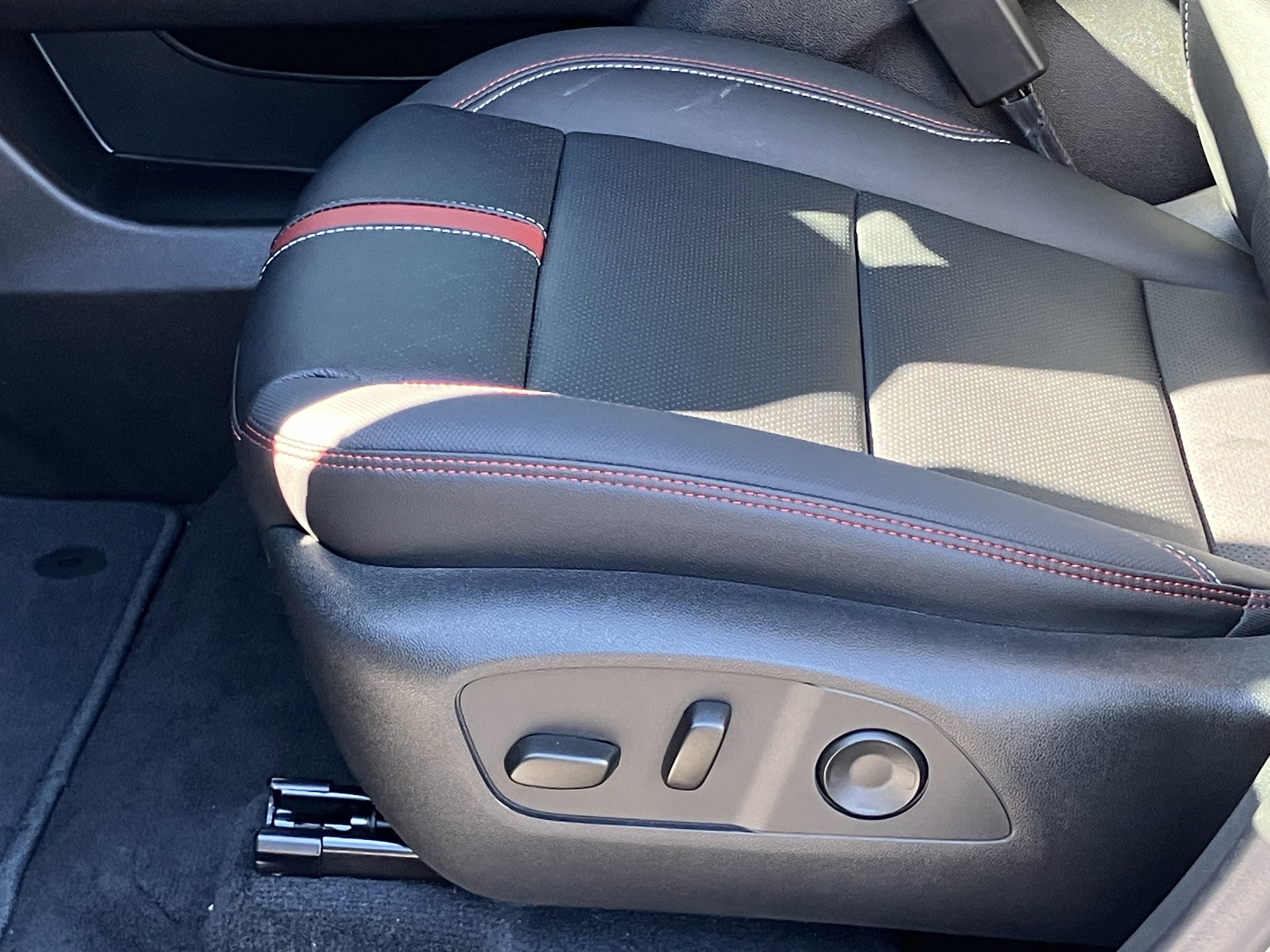 Used 2025 Chevrolet Traverse RS image 17