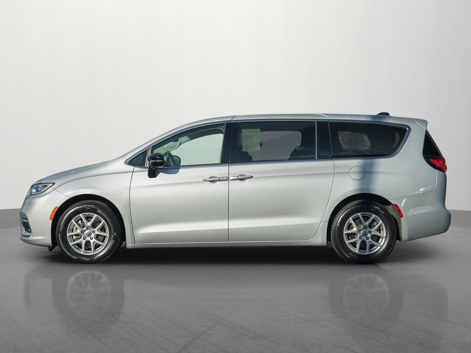 Used 2024 Chrysler Pacifica Touring-L image 4