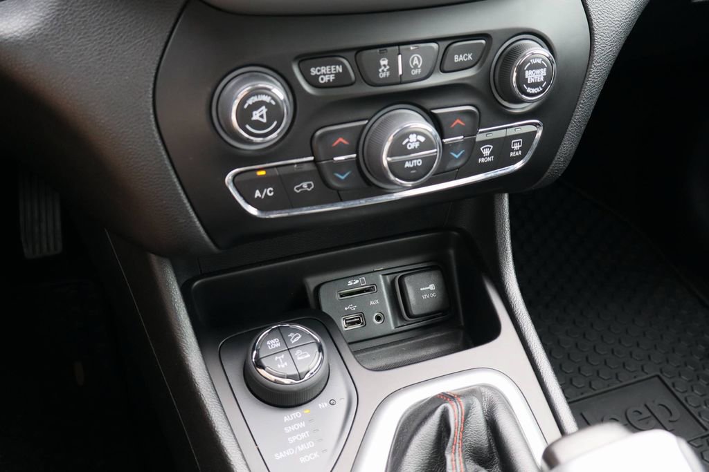 Used 2018 Jeep Cherokee Trailhawk w/ Quick Order Package 27L image 16