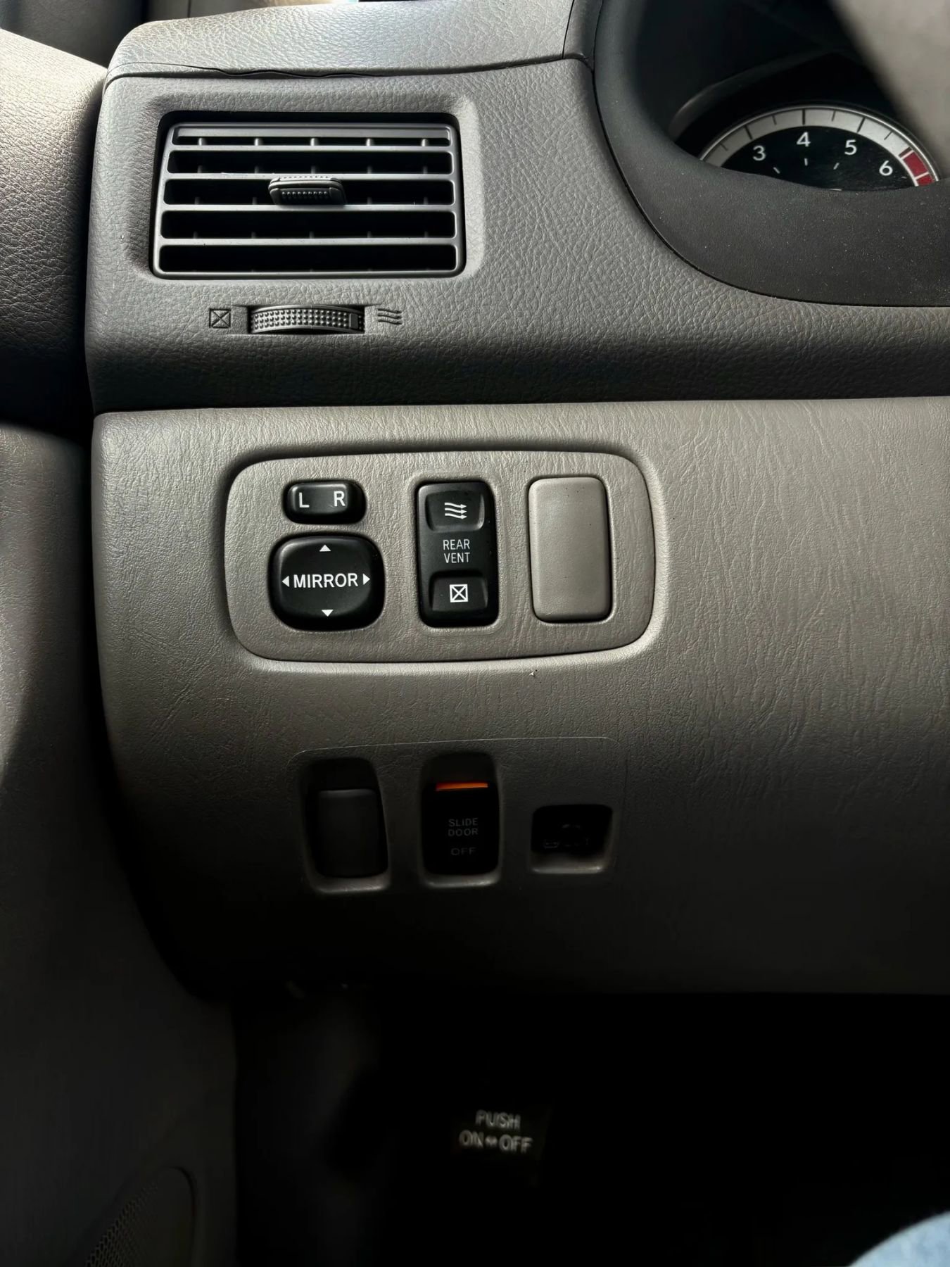 Used 2005 Toyota Sienna LE image 37