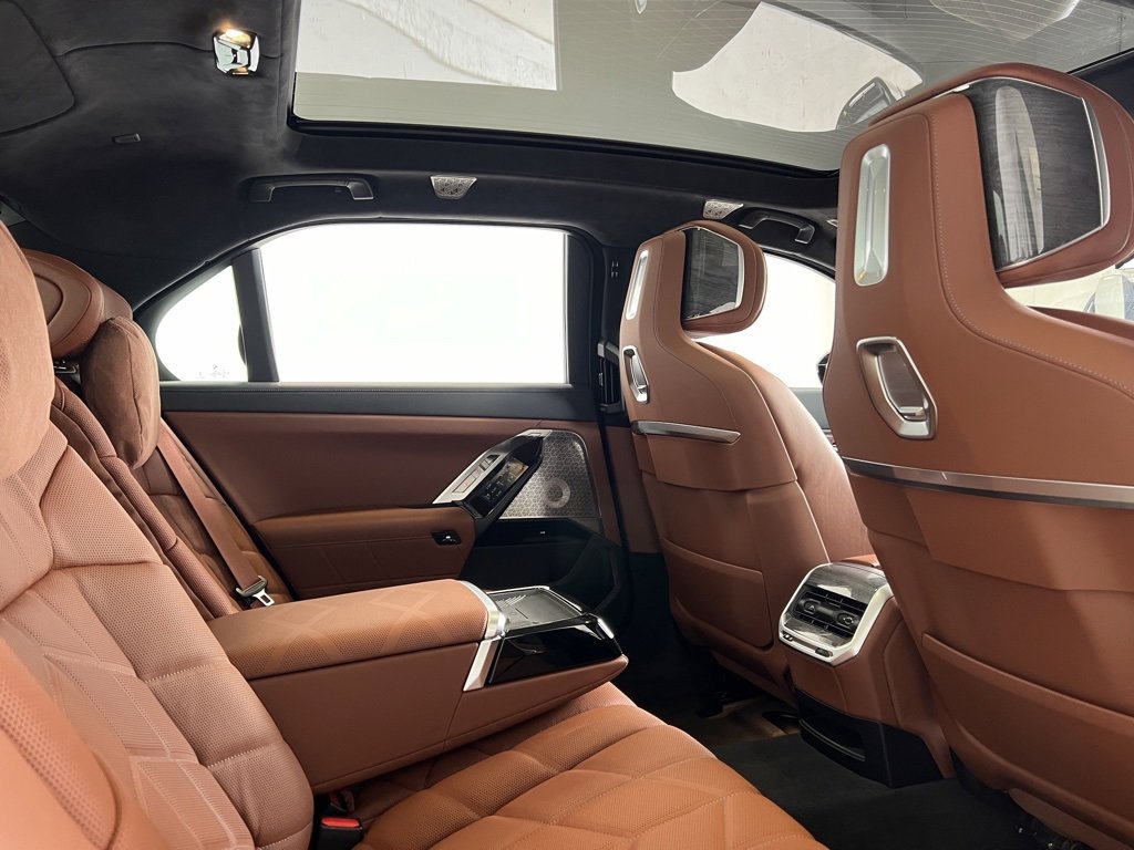 Used 2024 BMW i7 xDrive60 w/ Executive Package image 17