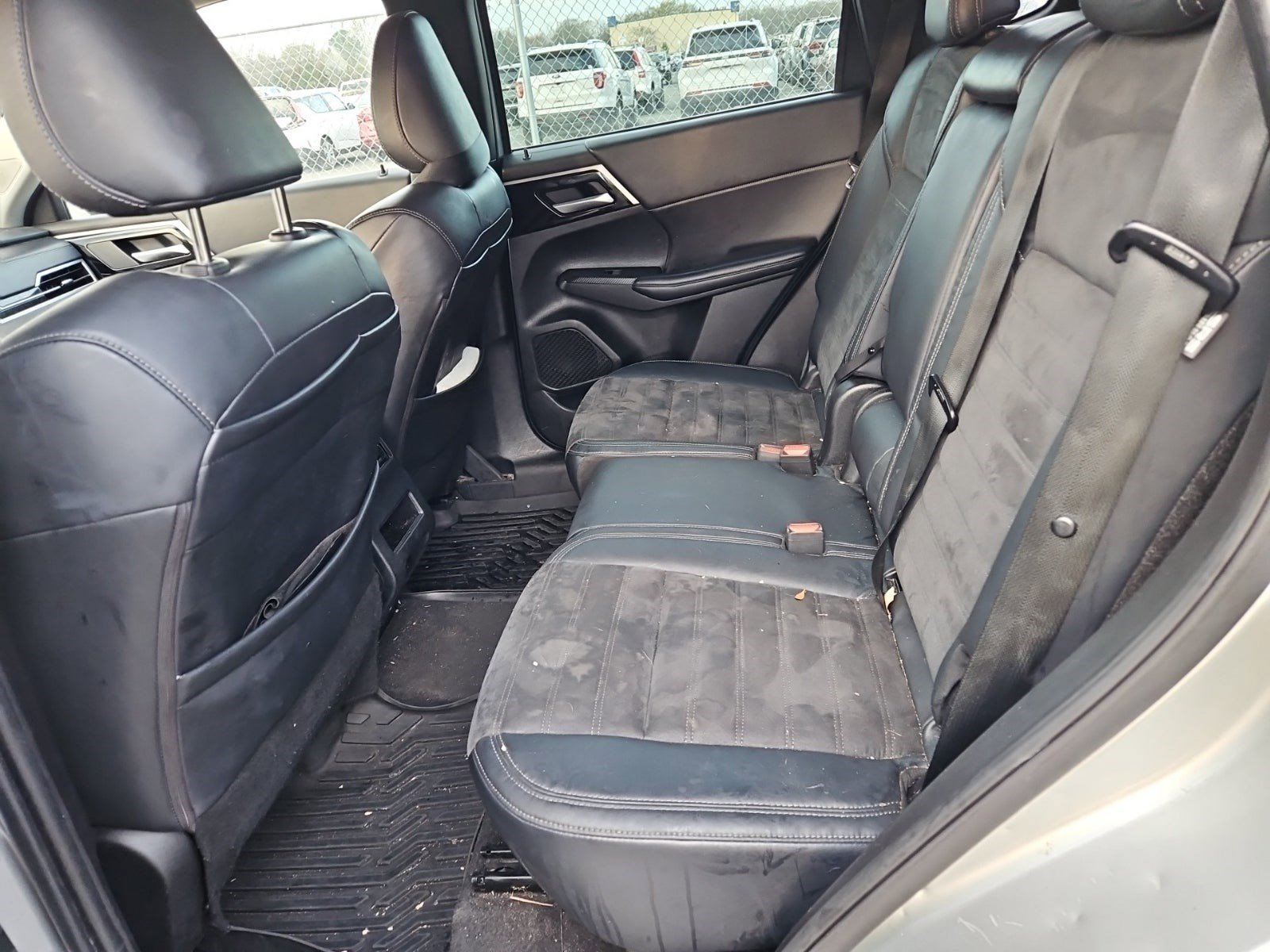 Used 2023 Mitsubishi Outlander SE Black Edition FWD image 16
