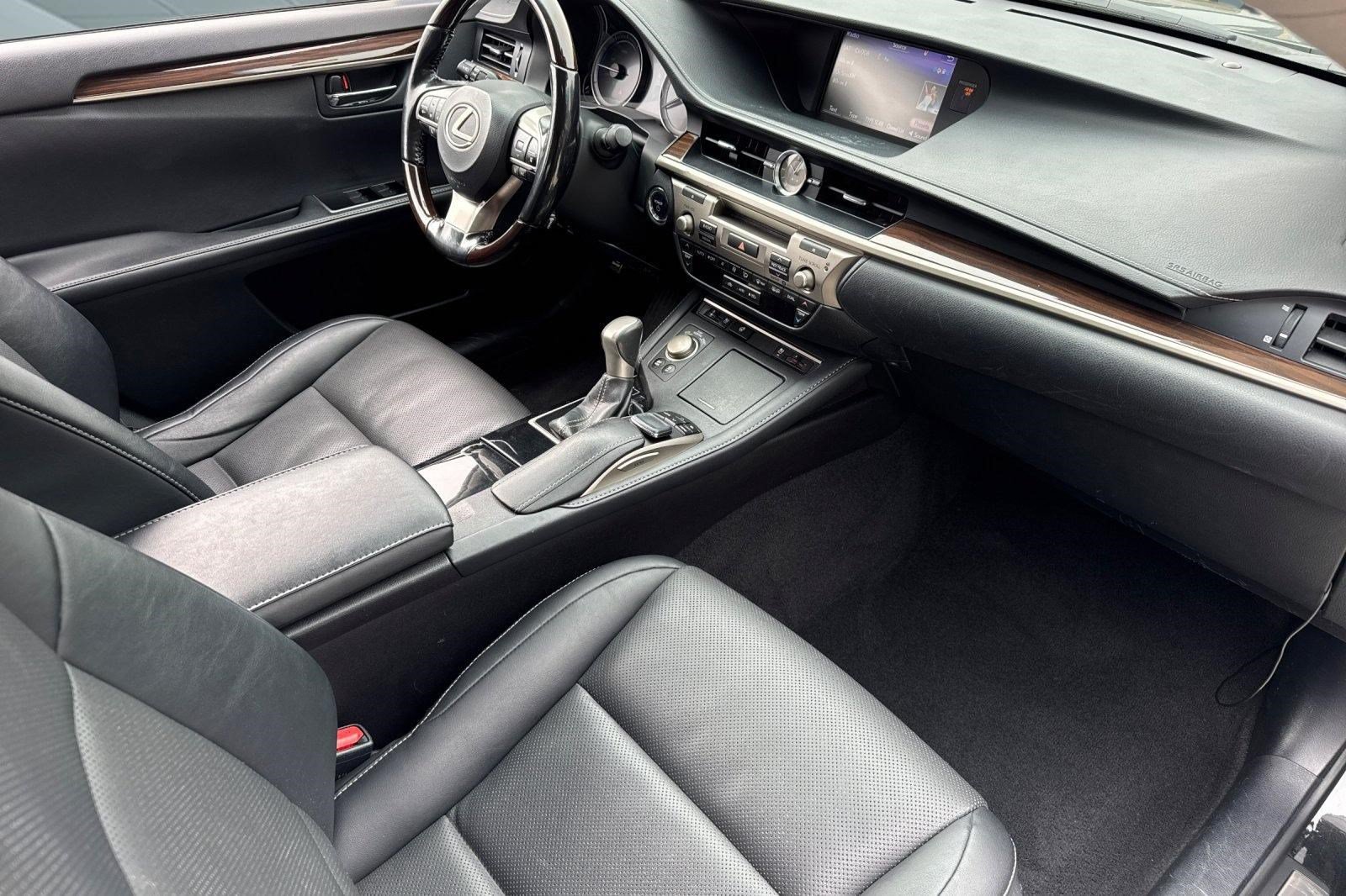 Used 2017 Lexus ES 300h w/ Navigation System Package FWD image 34