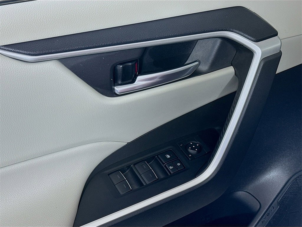 Used 2022 Toyota RAV4 XLE image 17