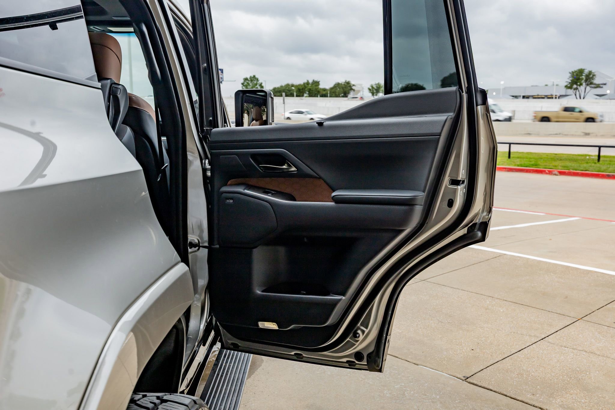Used 2025 Lexus GX 550 w/ Accessory Package (2T) AWD/4WD image 40