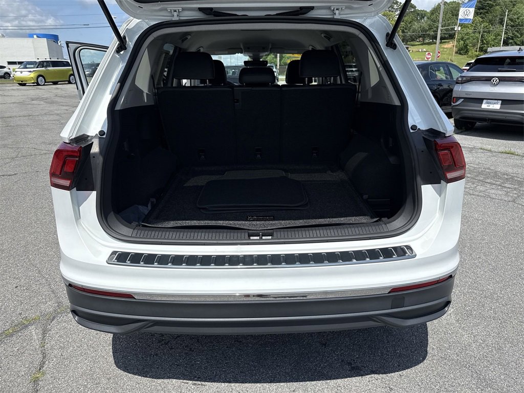 Used 2024 Volkswagen Tiguan SE image 41