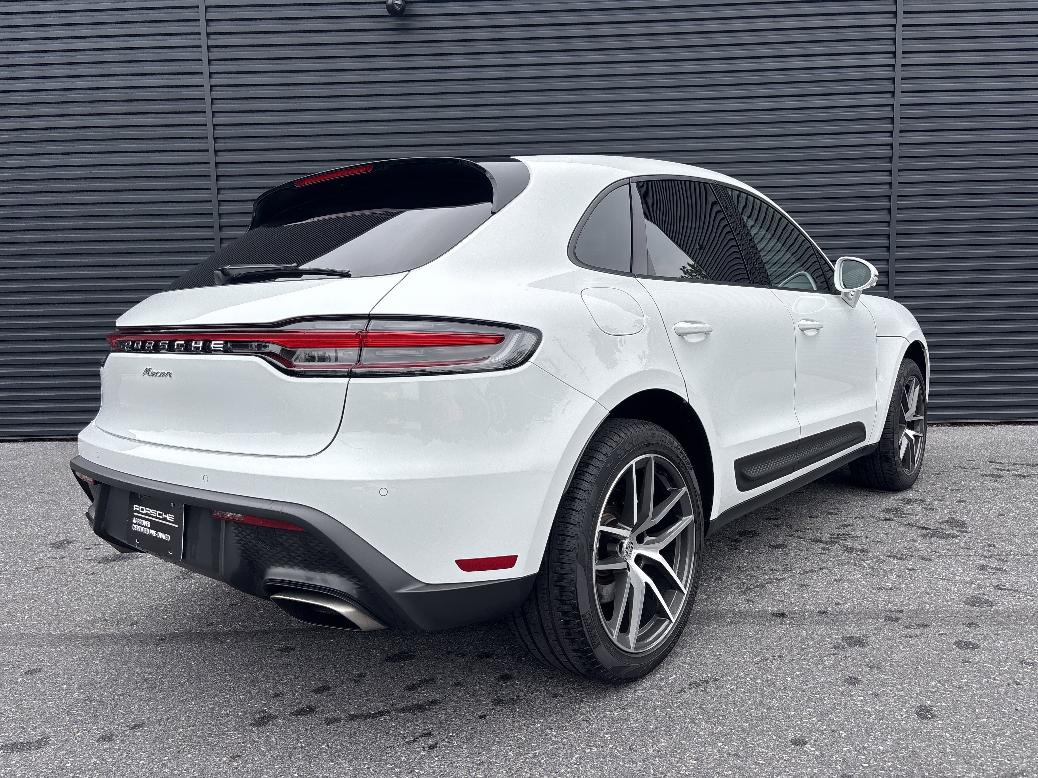 Certified 2025 Porsche Macan image 5