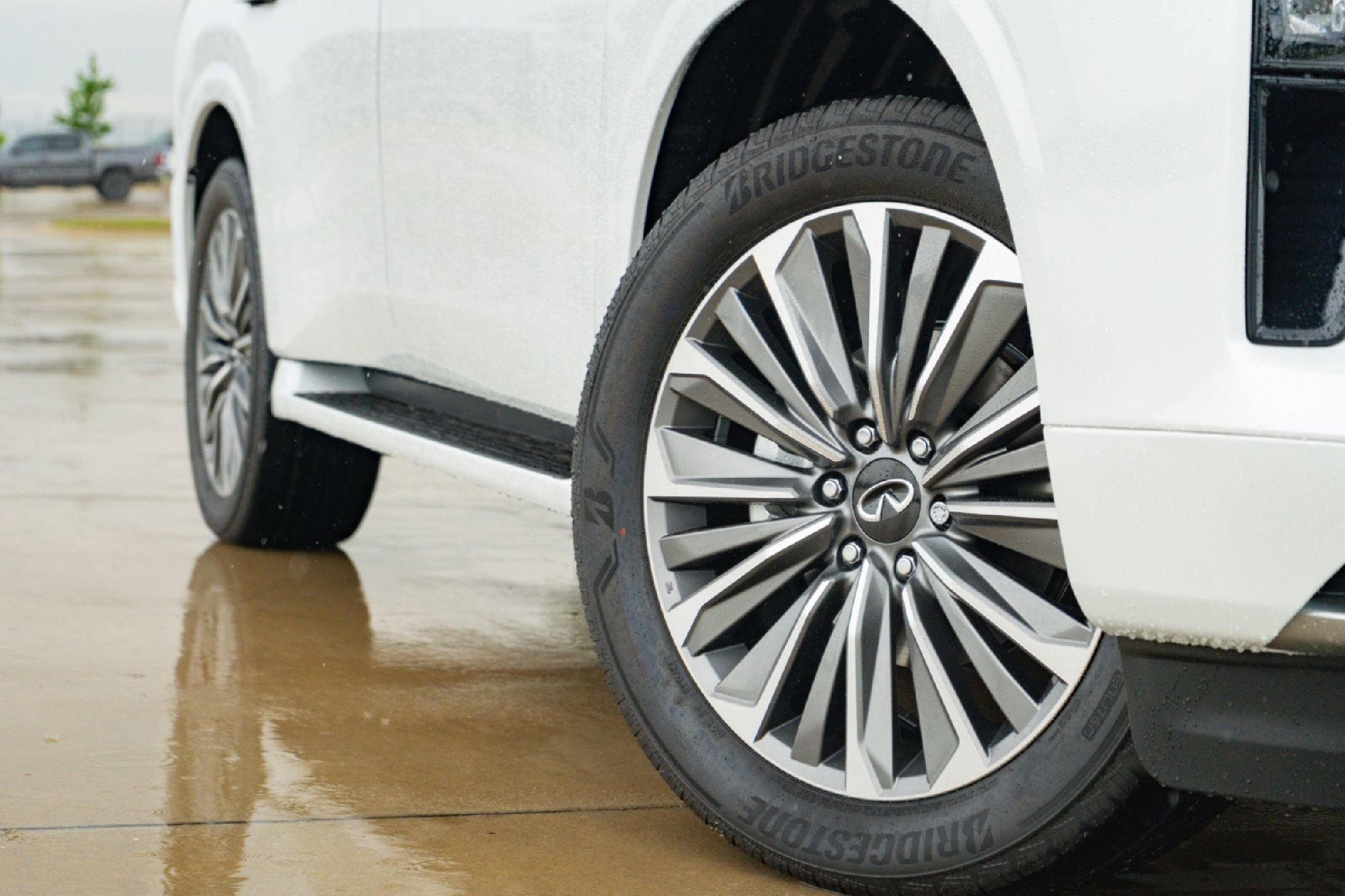 New 2026 INFINITI QX80 Luxe RWD image 2