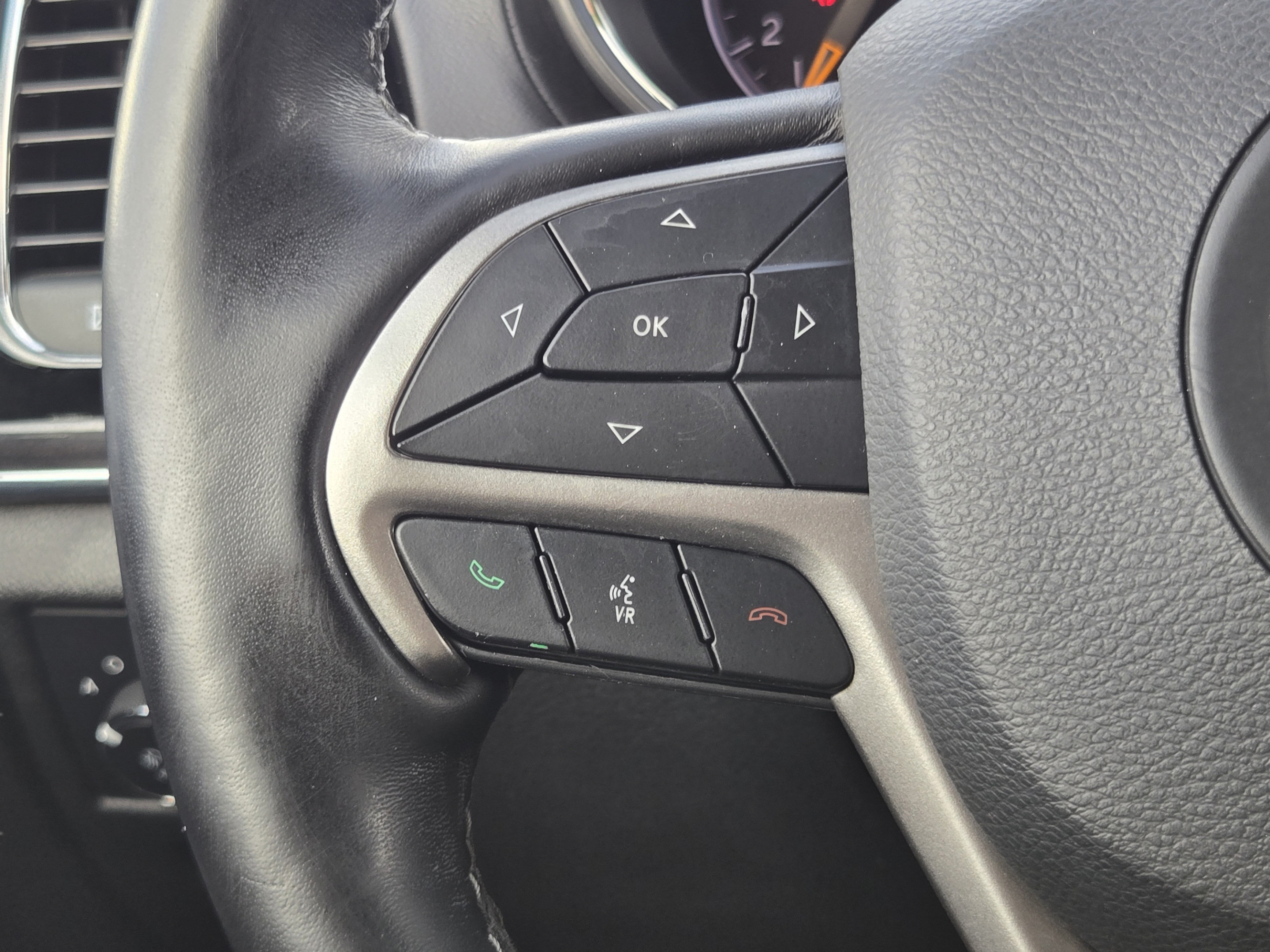 Used 2020 Jeep Grand Cherokee Overland RWD image 24