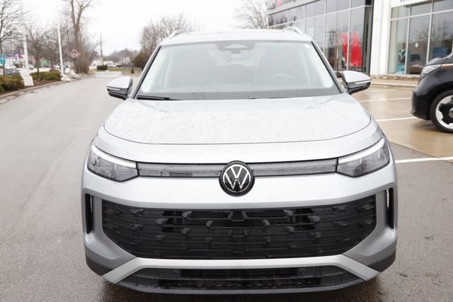 Used 2025 Volkswagen Tiguan SE w/ Panoramic Sunroof Package image 8