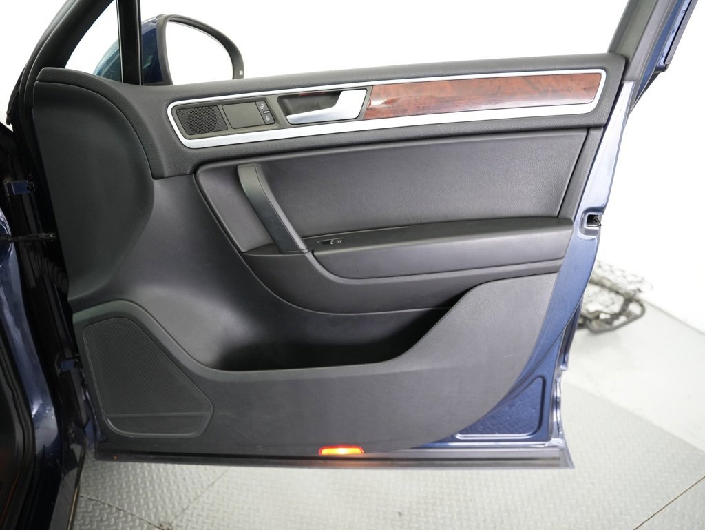 Used 2013 Volkswagen Touareg VR6 image 58