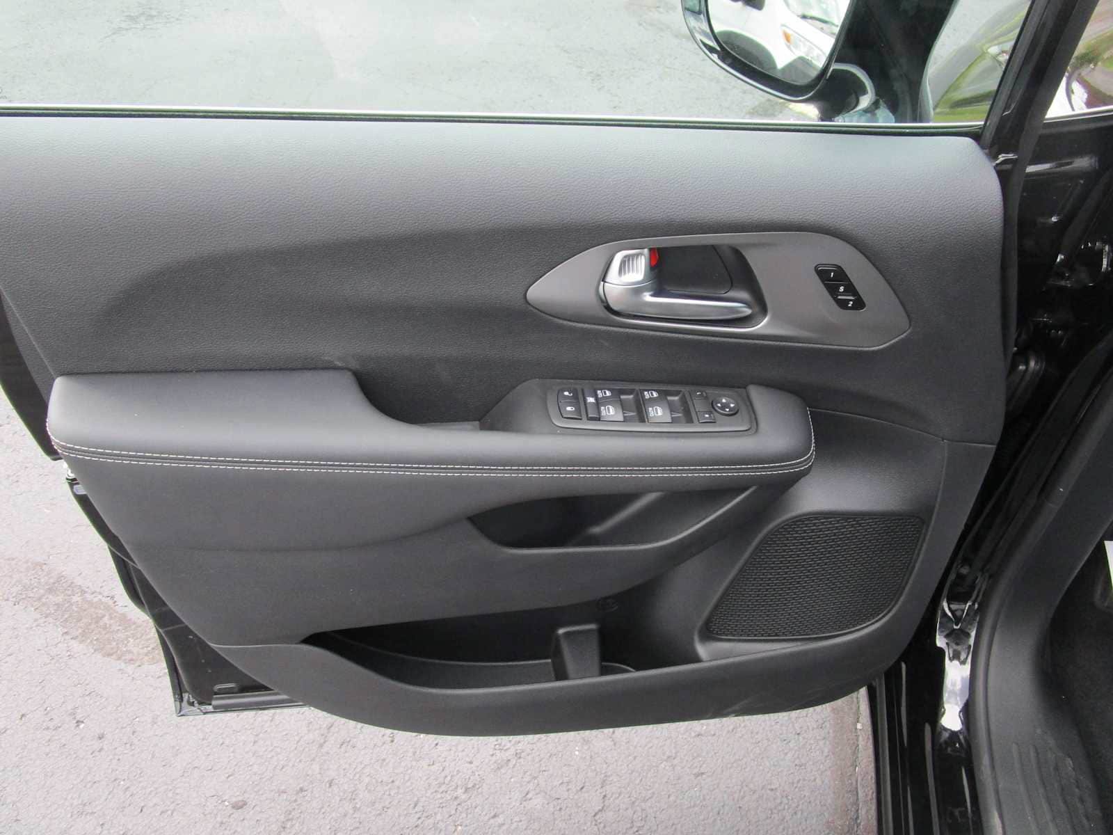 New 2026 Chrysler Pacifica Select FWD image 25