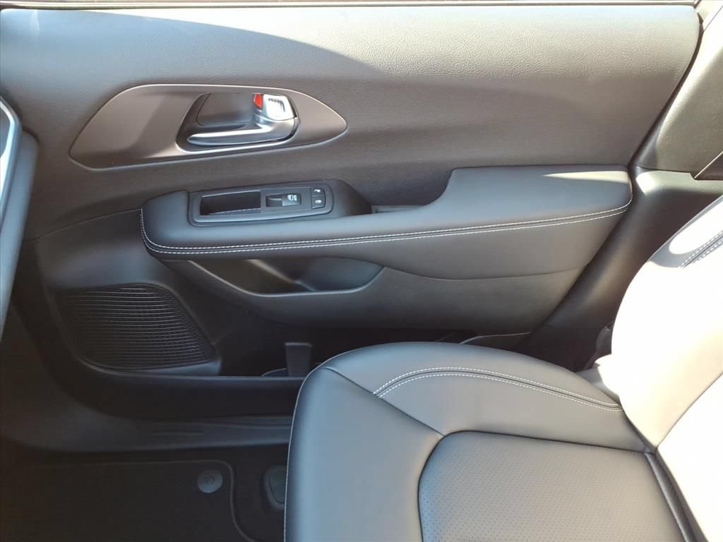 New 2026 Chrysler Pacifica Select w/ S Appearance Package FWD image 29