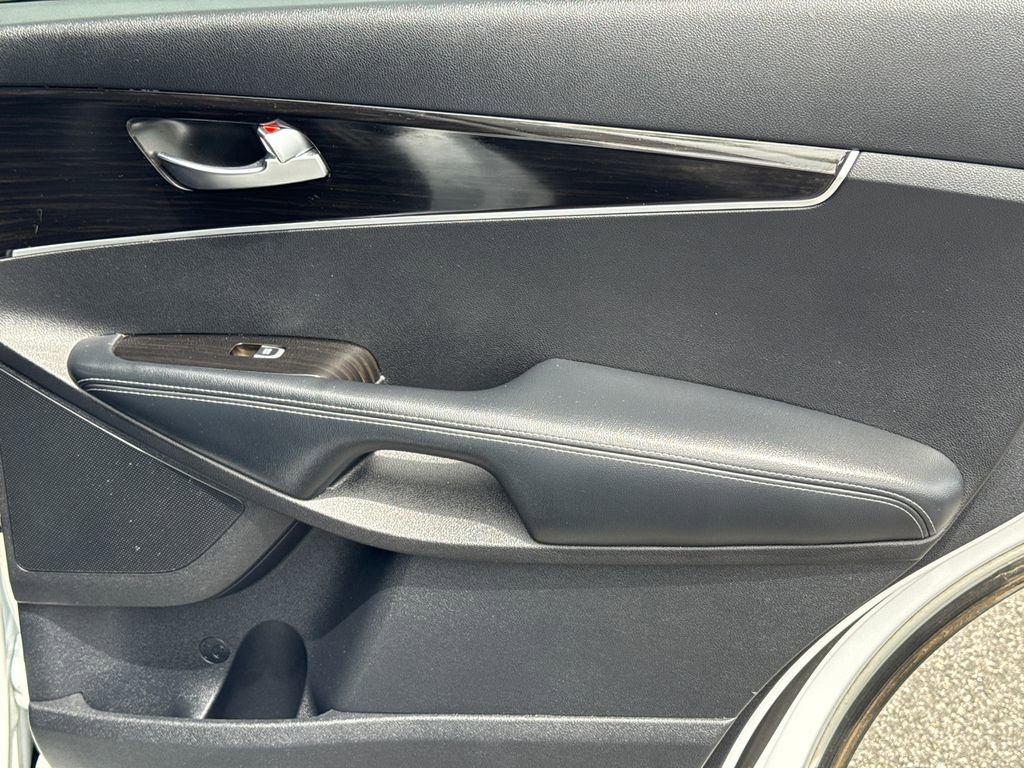 Used 2019 Kia Sorento FWD image 16