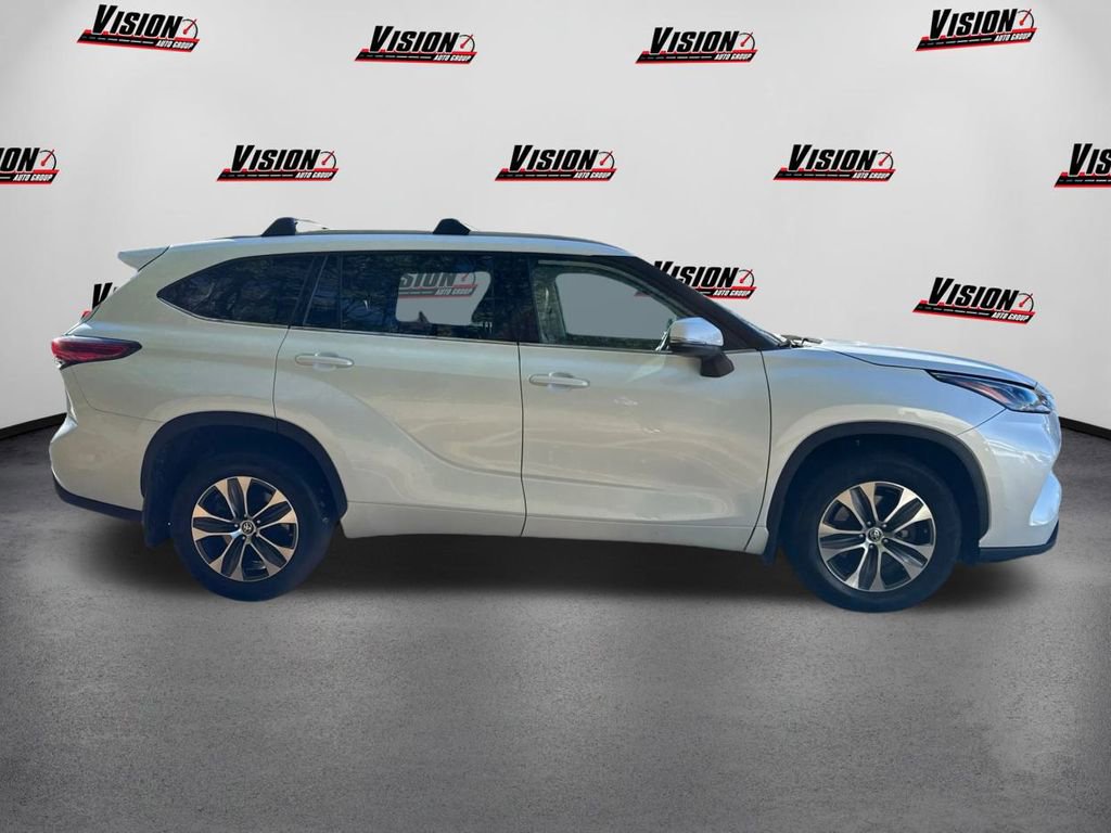 Used 2022 Toyota Highlander XLE image 4