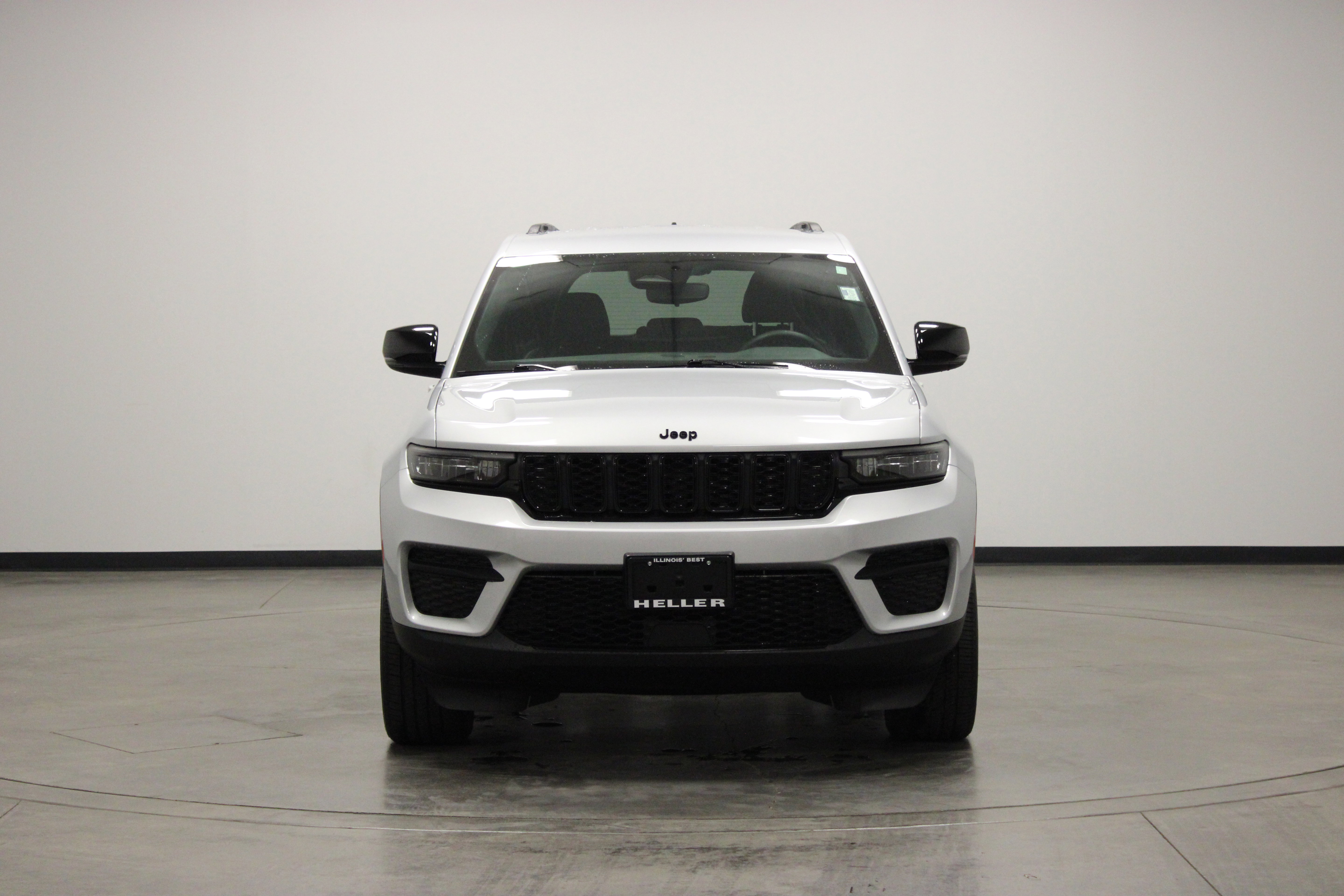 Used 2023 Jeep Grand Cherokee Altitude AWD/4WD image 3