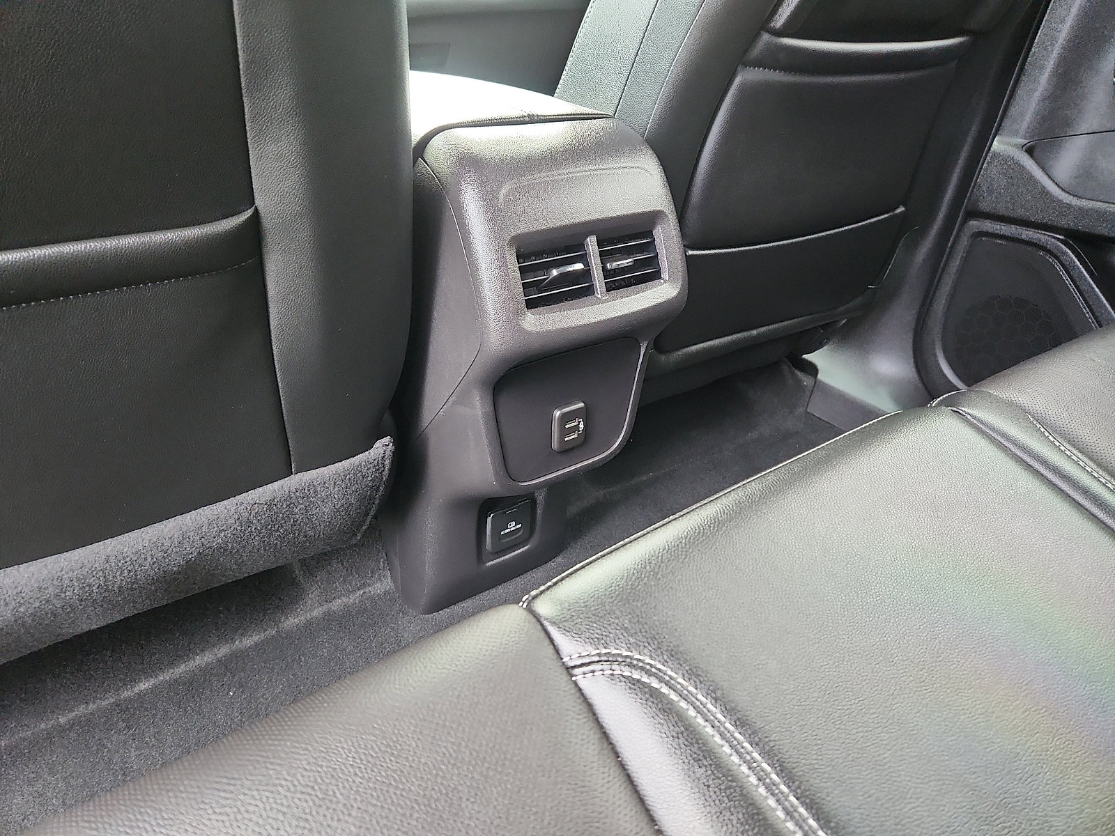 Used 2024 GMC Terrain SLT w/ Infotainment Package II image 11