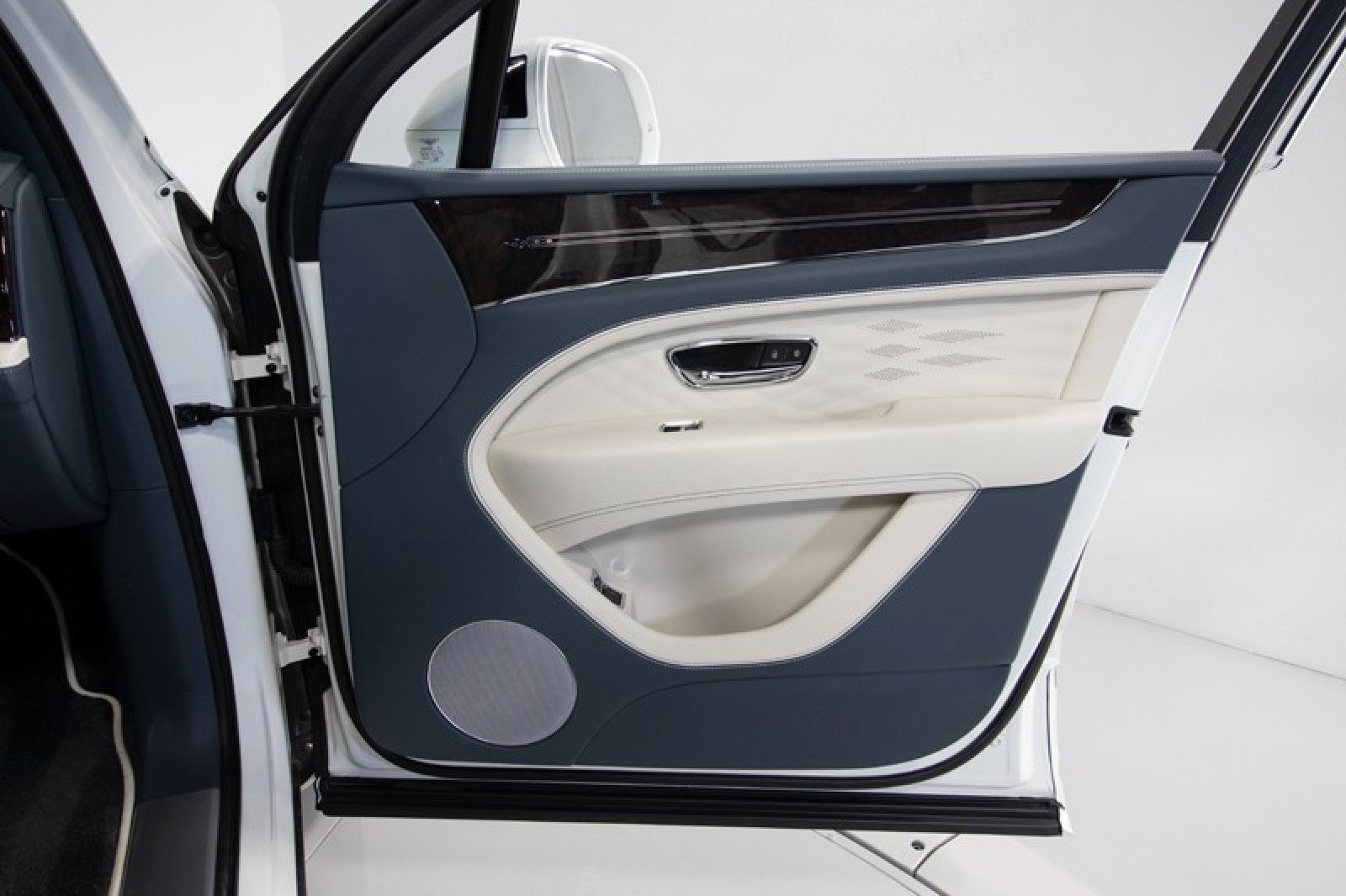 Used 2023 Bentley Bentayga Extended Wheelbase image 56