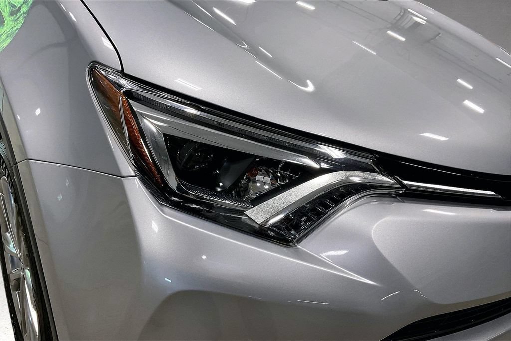 Used 2018 Toyota RAV4 Limited AWD/4WD image 30