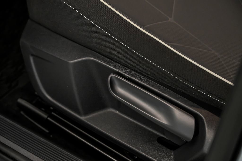 Used 2025 Volkswagen Jetta Sport image 14