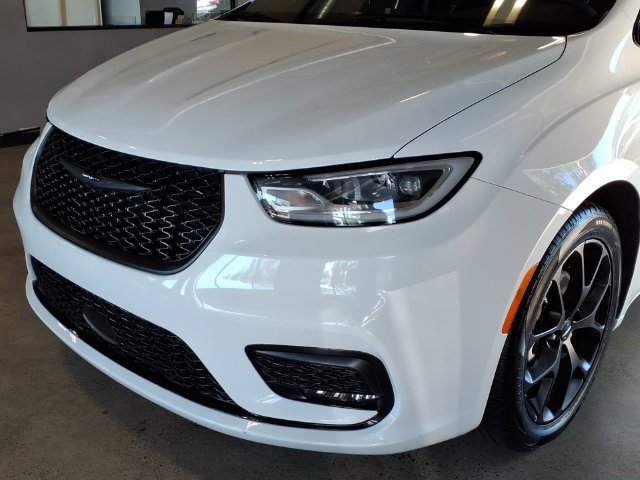 Used 2025 Chrysler Pacifica Limited FWD image 9