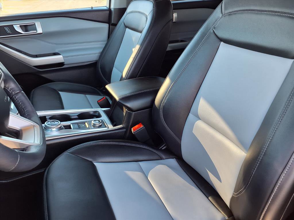 Used 2023 Ford Explorer XLT w/ Equipment Group 202A image 3