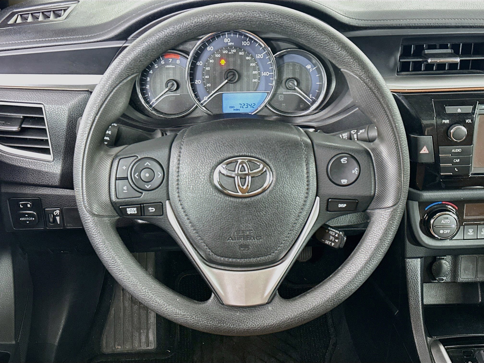 Used 2015 Toyota Corolla LE FWD image 18