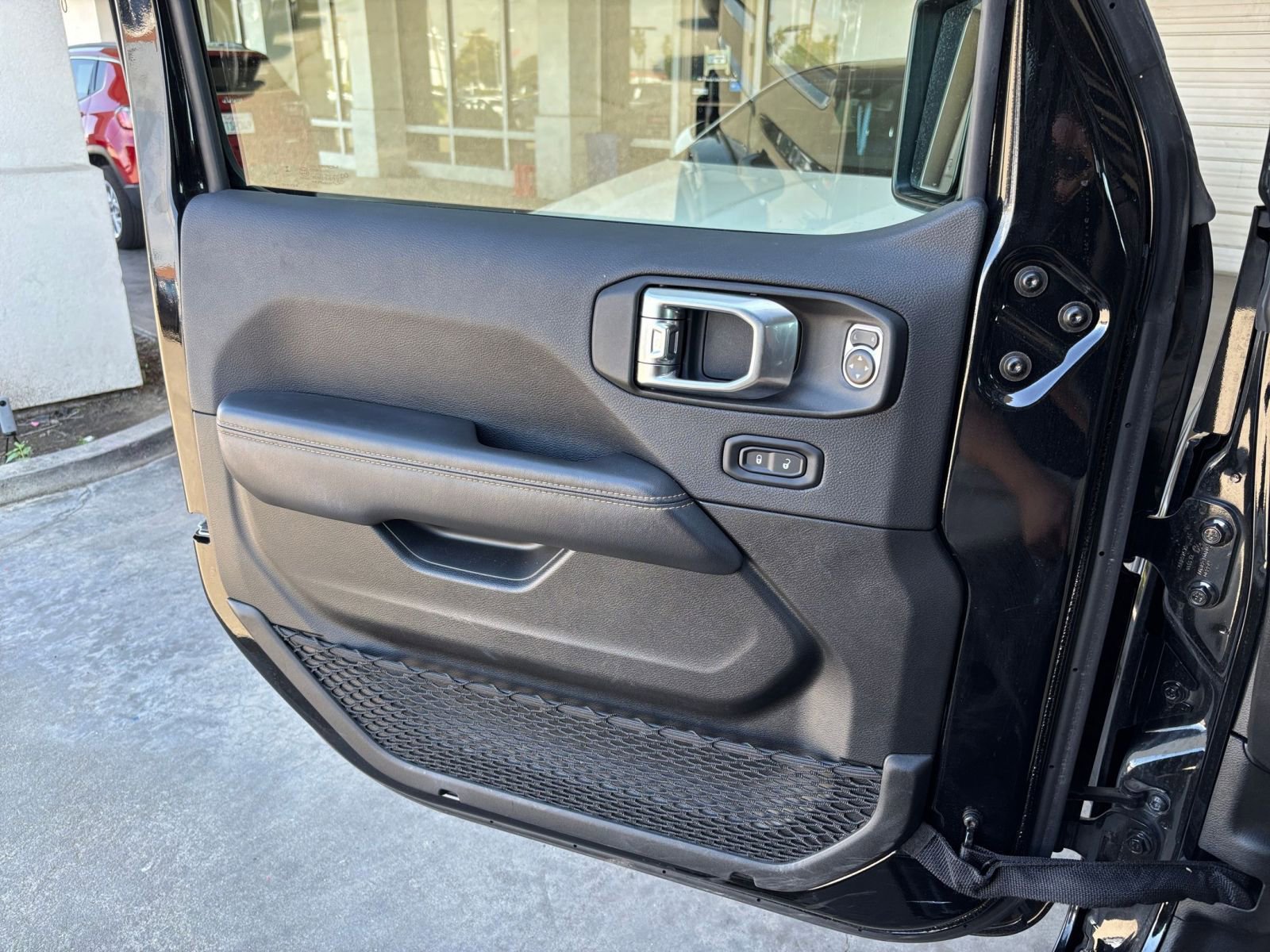 Used 2025 Jeep Wrangler Unlimited Sahara AWD/4WD image 18