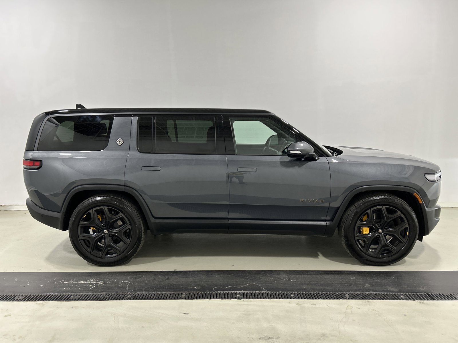 Used 2025 Rivian R1S Premium image 6