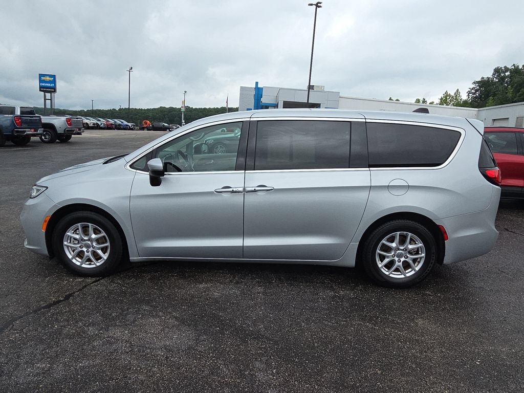 Used 2023 Chrysler Pacifica Touring-L FWD image 5