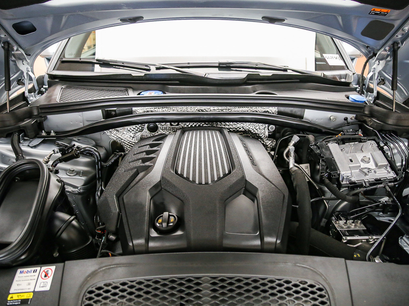 Certified 2022 Porsche Macan AWD/4WD image 32