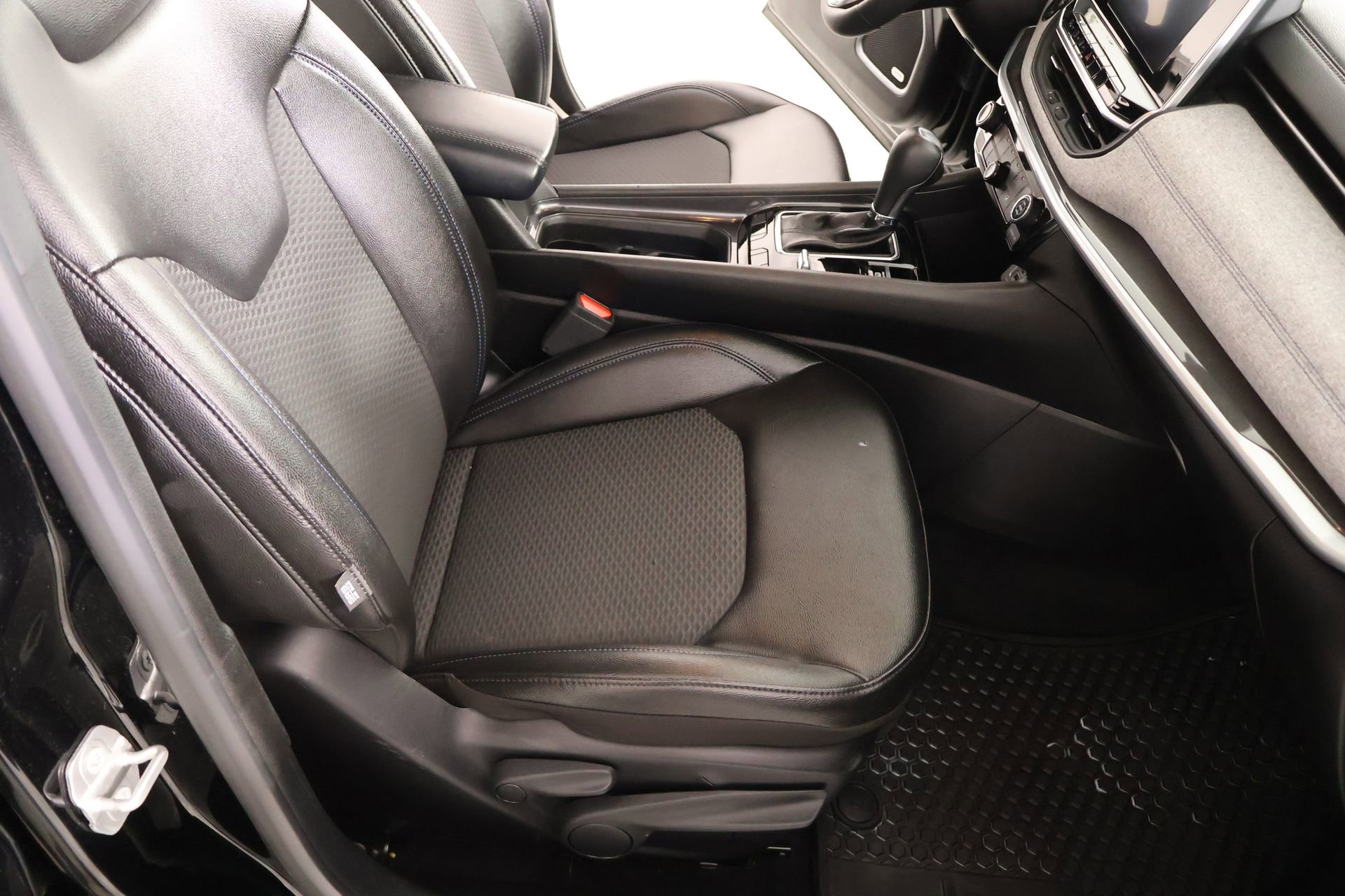 Used 2025 Jeep Compass Latitude w/ Sun & Sound Group AWD/4WD image 13