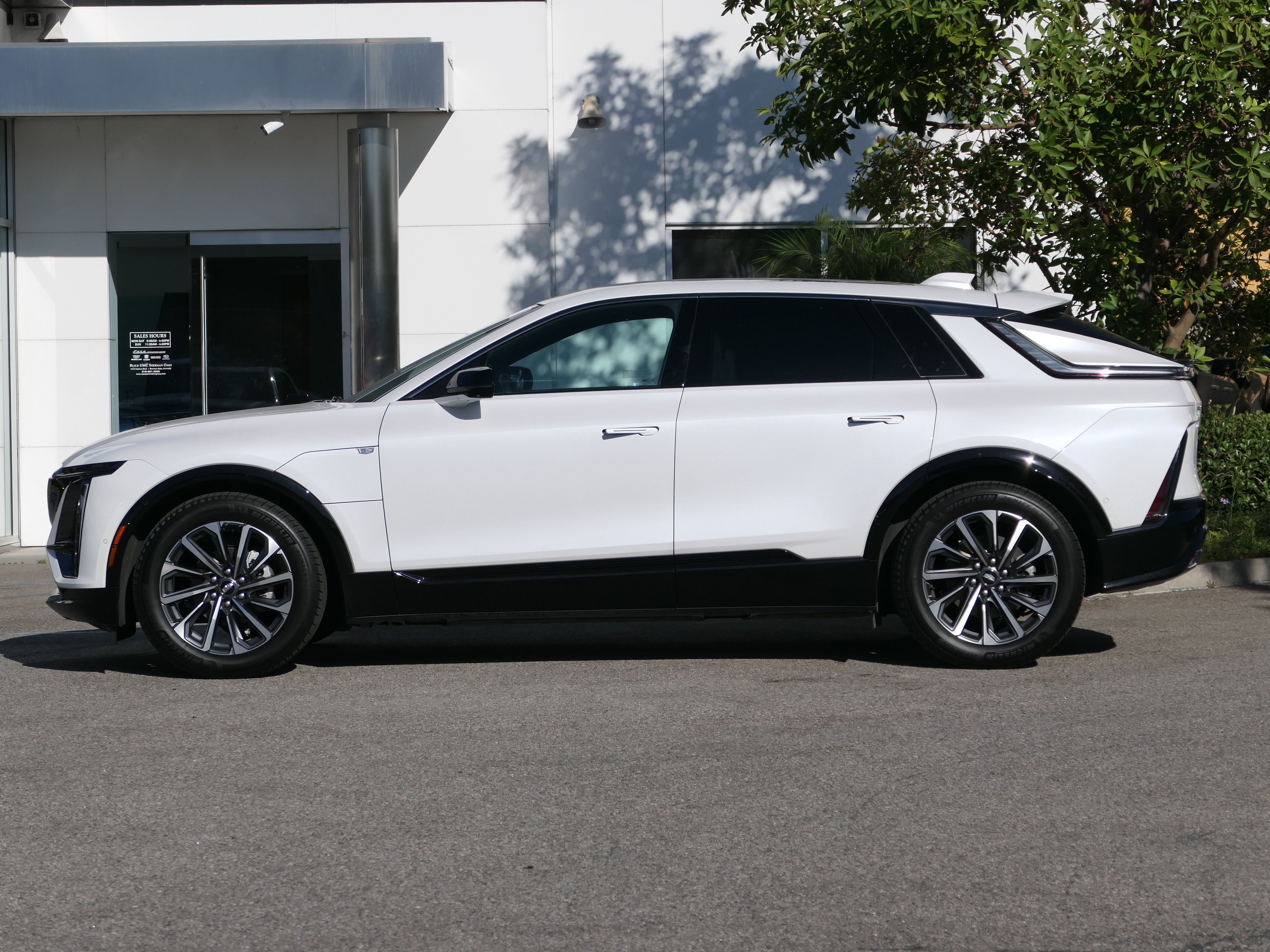 Certified 2024 Cadillac Lyriq Sport AWD/4WD image 2