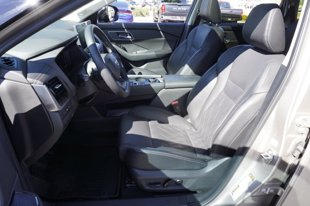 Certified 2025 Nissan Rogue Platinum w/ Platinum Premium Package AWD/4WD image 14