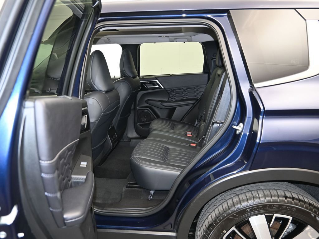 Used 2025 Mitsubishi Outlander SEL image 24