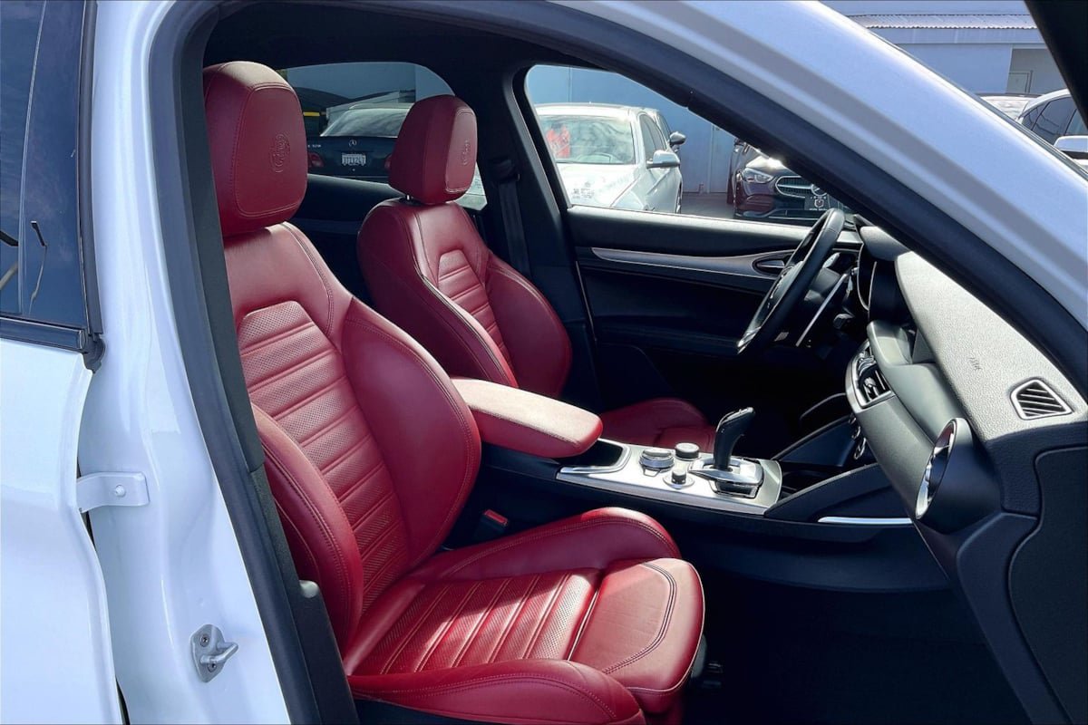 Used 2023 Alfa Romeo Stelvio Veloce AWD/4WD image 7