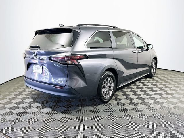 Certified 2025 Toyota Sienna XLE FWD image 8