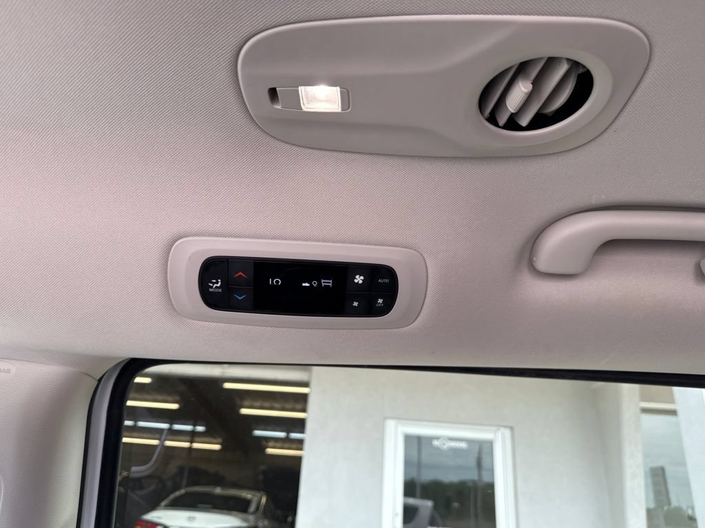 Used 2024 Chrysler Pacifica Limited FWD image 34