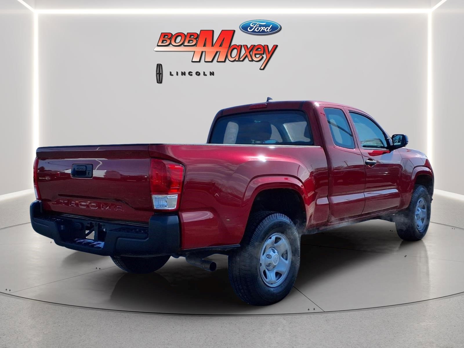 Used 2017 Toyota Tacoma SR image 4