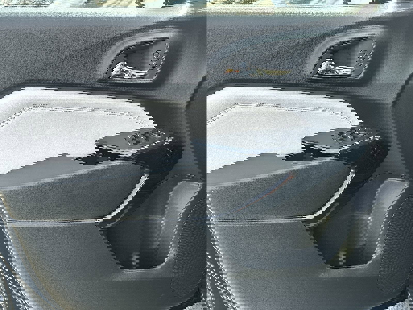 Used 2025 Chevrolet Trax LT w/ LT Convenience Package image 14