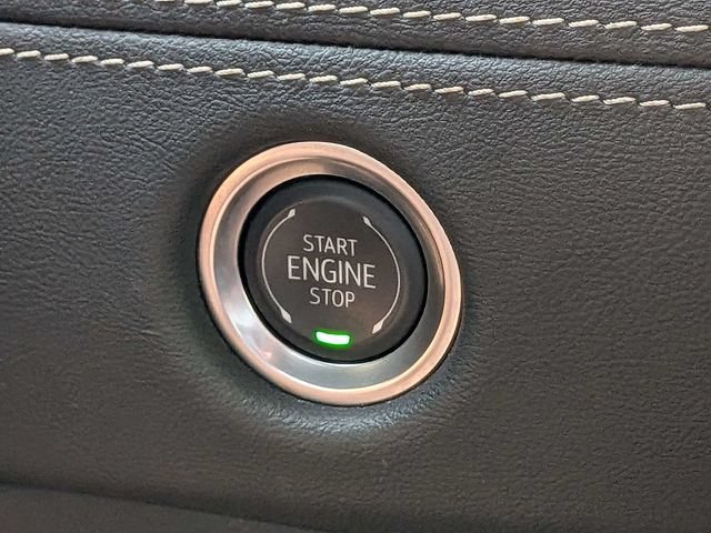 Used 2025 Cadillac Escalade Premium Luxury AWD/4WD image 33