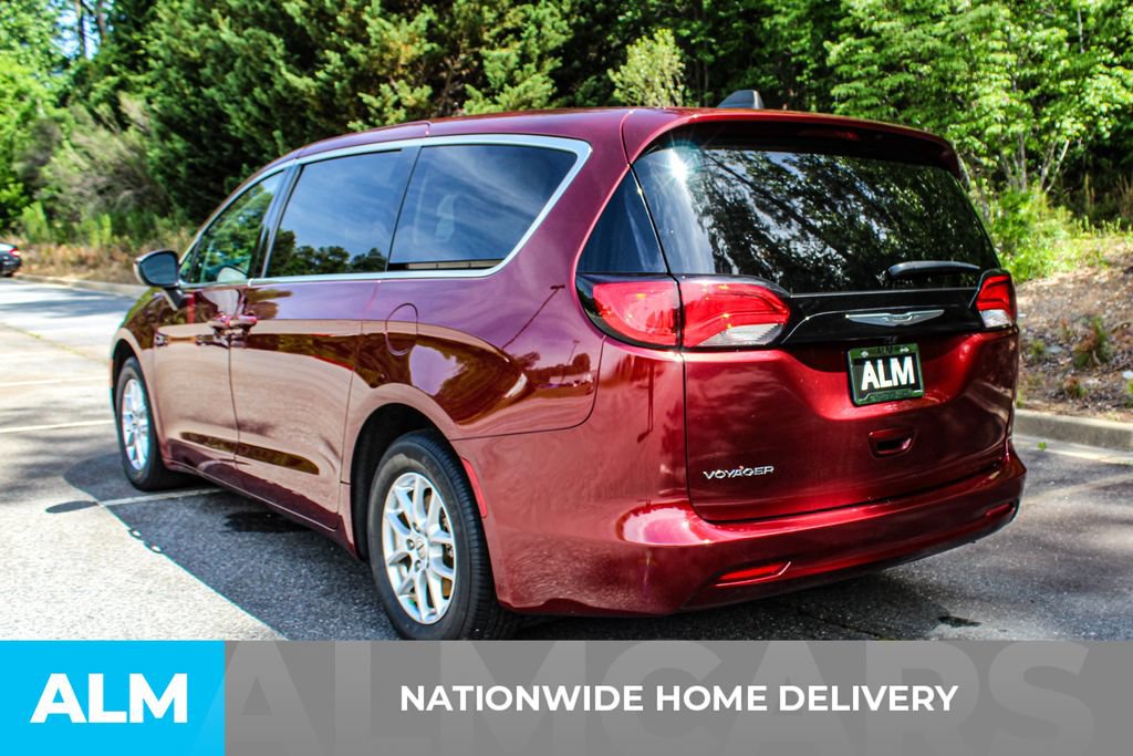 Used 2023 Chrysler Voyager LX FWD image 4