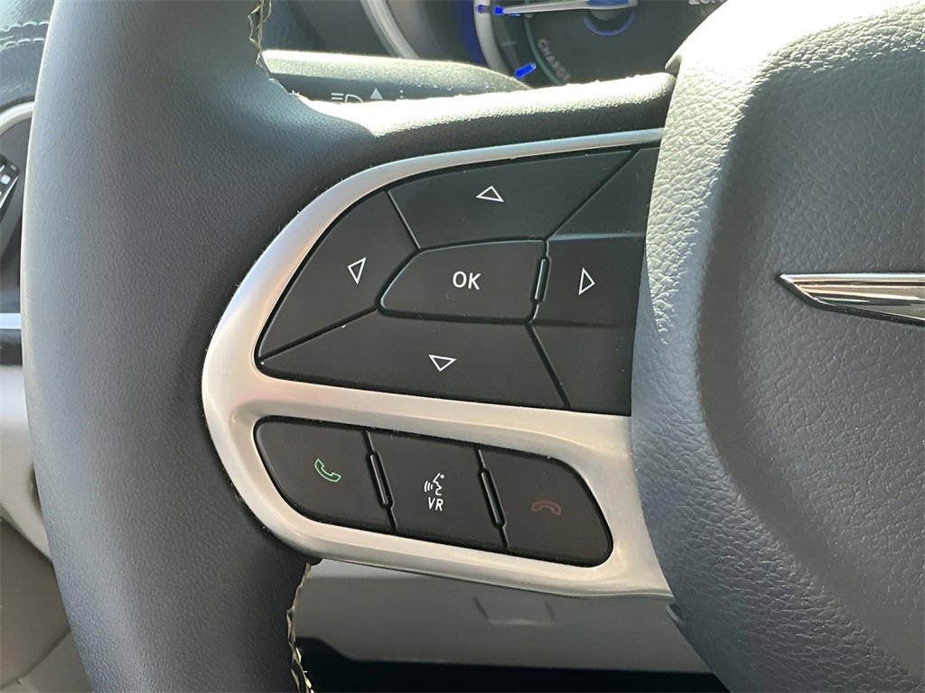 Used 2024 Chrysler Pacifica Select image 25