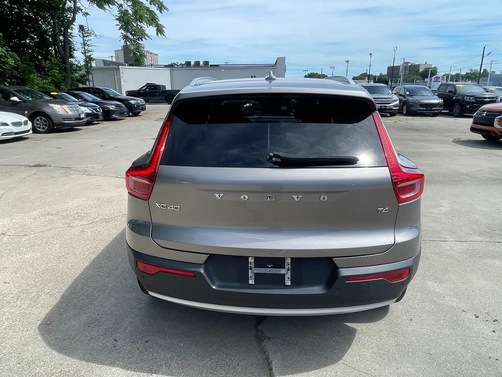 Used 2022 Volvo XC40 T4 Momentum FWD image 6