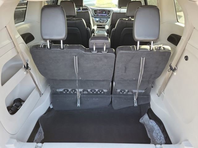 Used 2023 Chrysler Pacifica Touring-L image 8