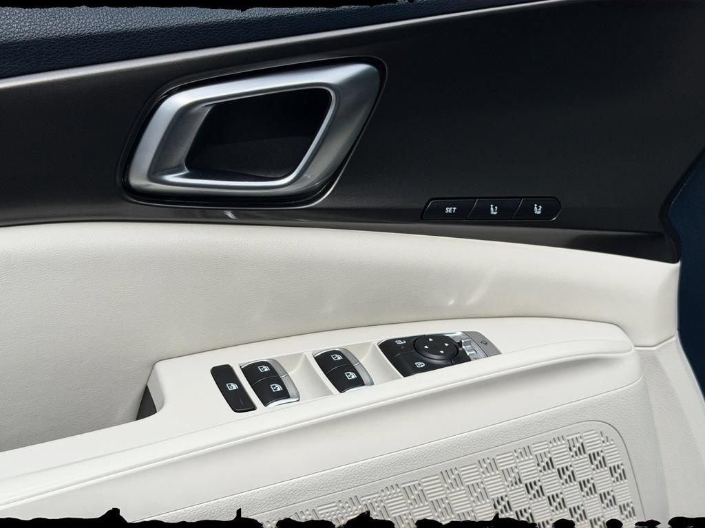 Certified 2025 Kia Carnival SX w/ SX Dark Edition Package FWD image 15