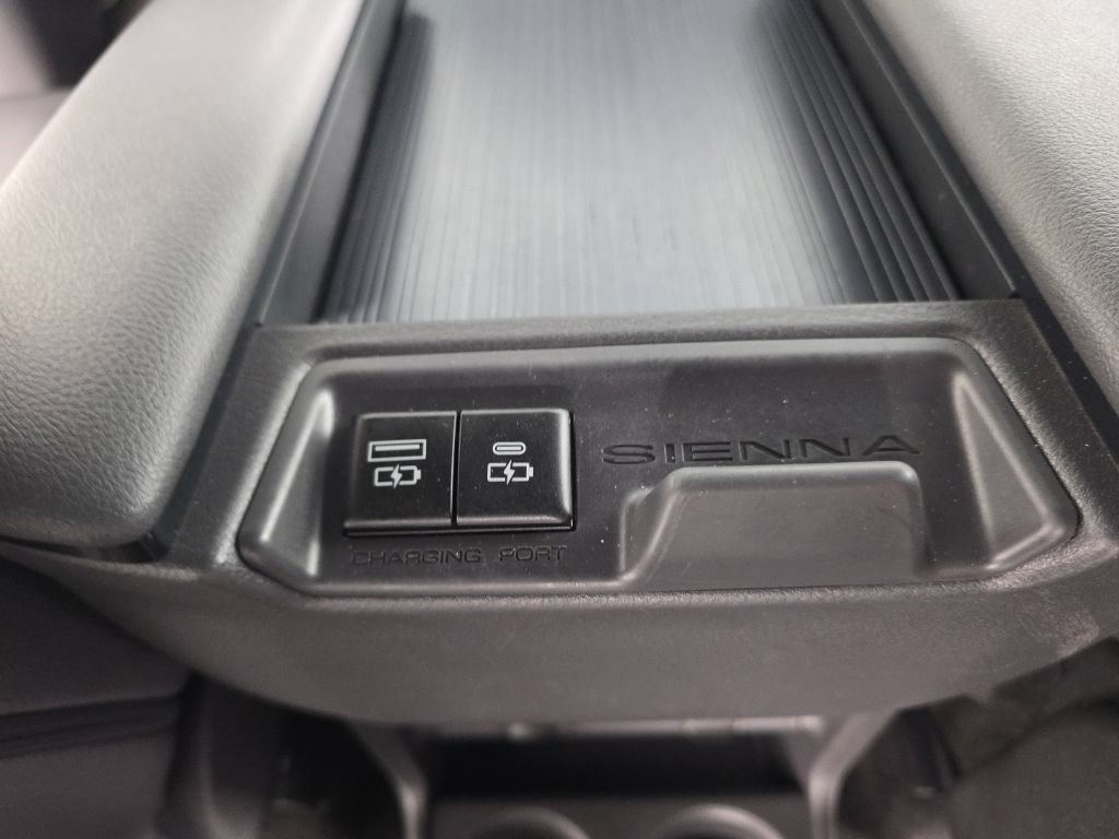 Used 2022 Toyota Sienna XSE AWD/4WD image 40