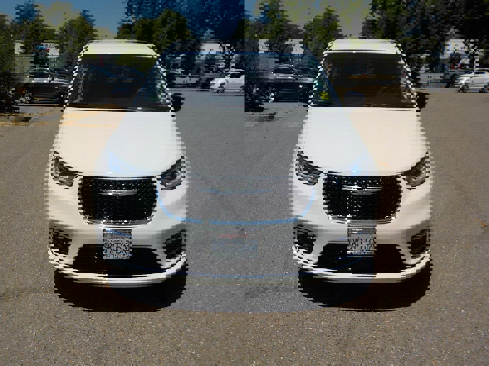 Used 2024 Chrysler Pacifica Touring-L image 2